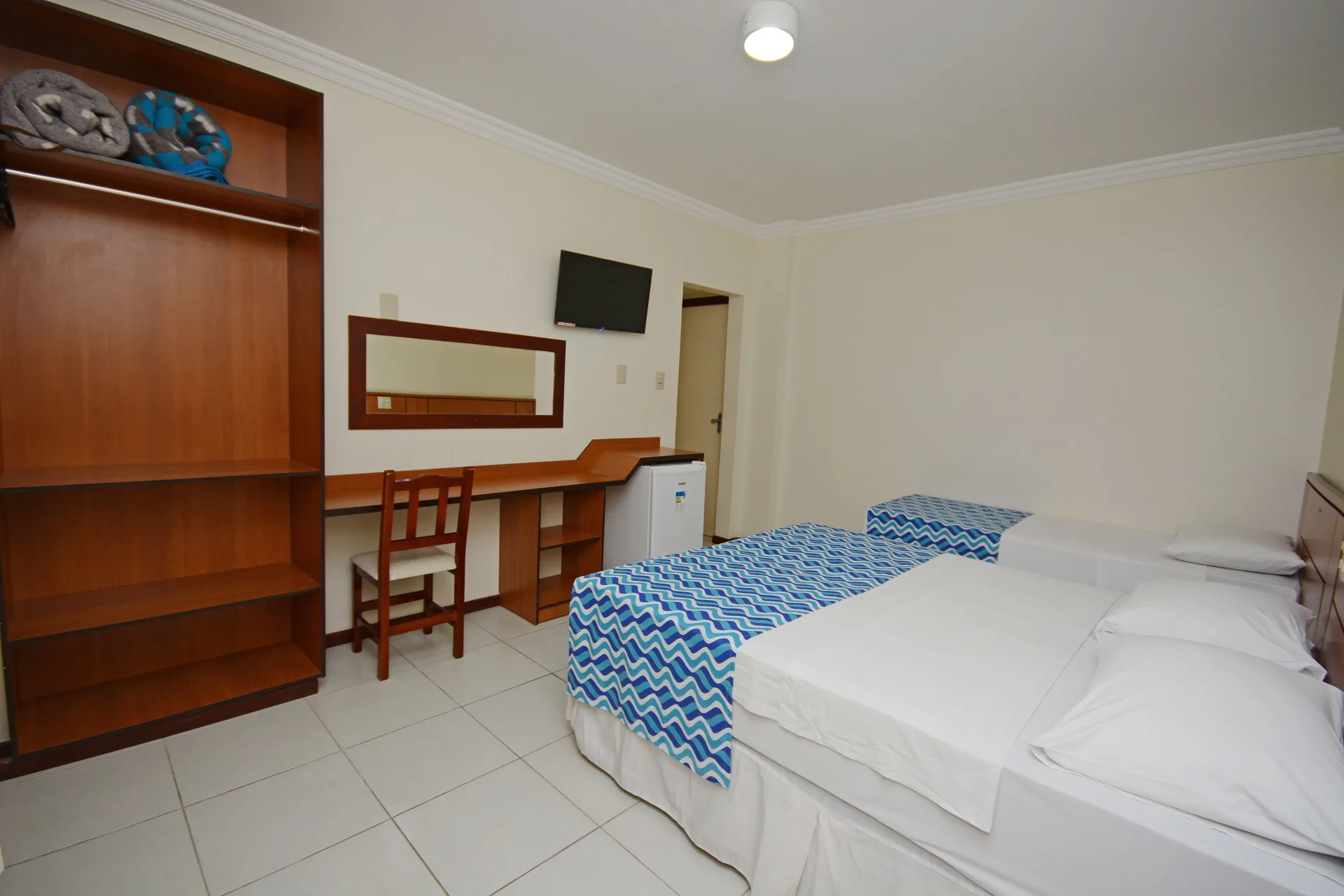 Apartamento adaptado PCD com cama de casal, cama de solteiro e circulação livre