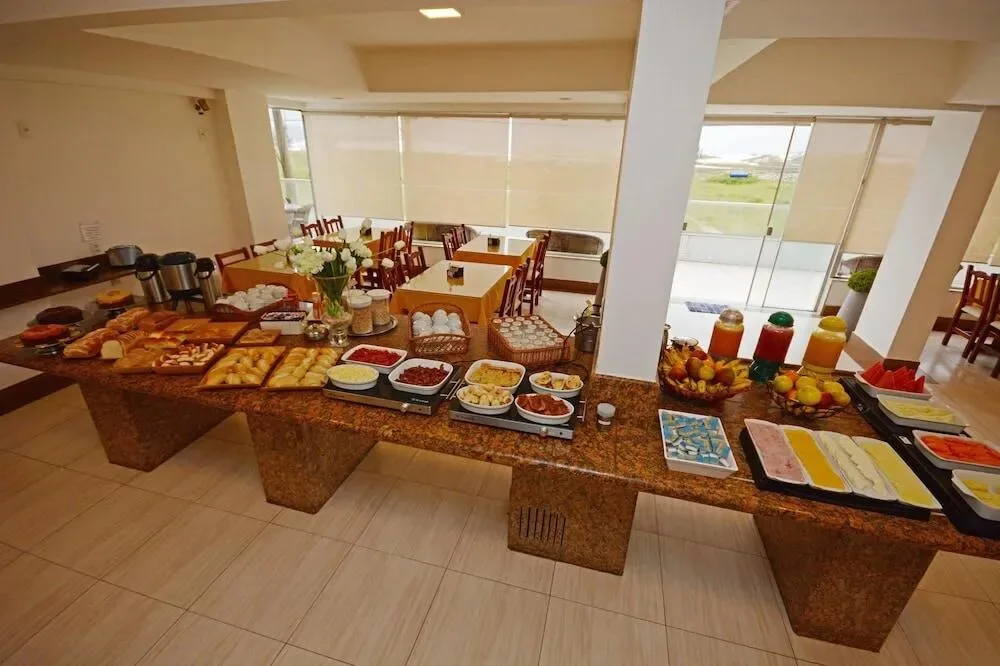 Buffet do café da manhã servido no salão do hotel