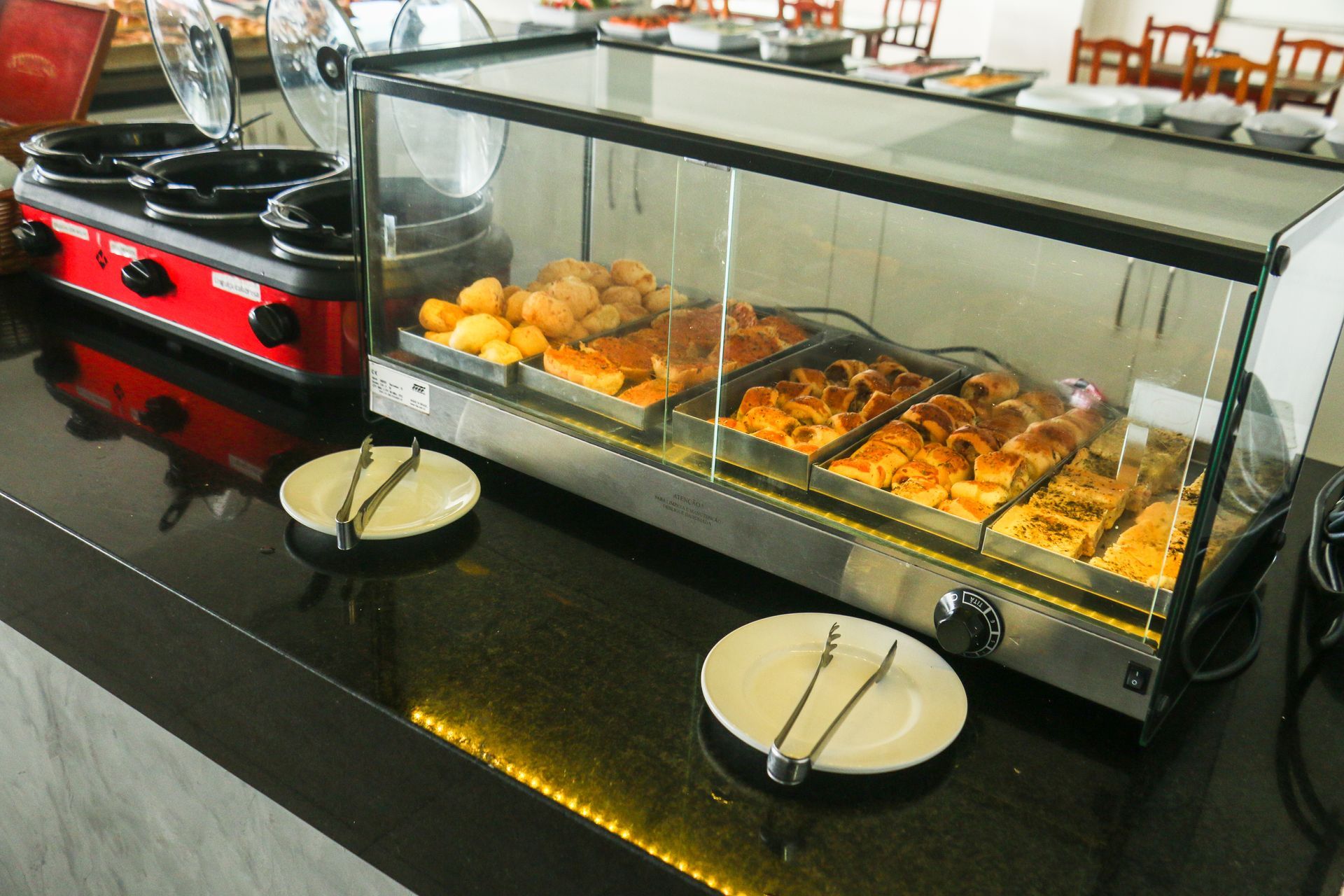 Salgados e tortas servidos no restaurante