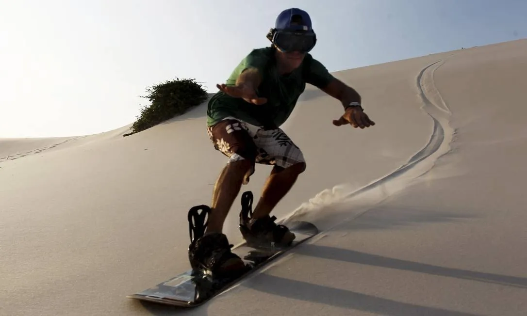 Descida de sandboard na duna