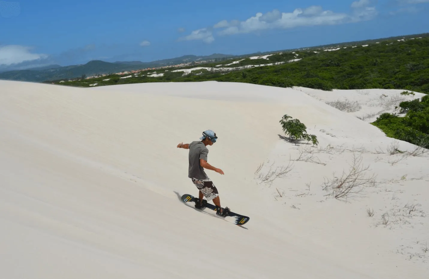 Sandboarder nas dunas do Peró