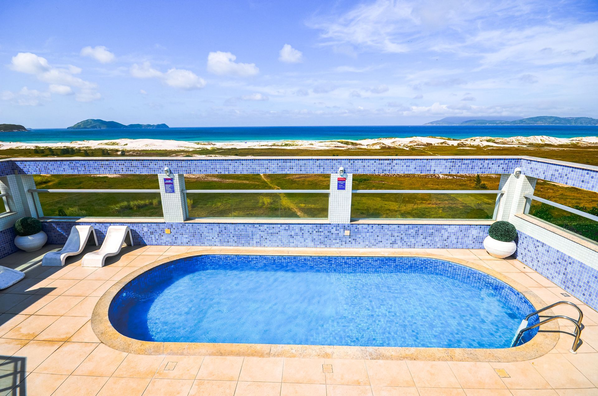 Piscina do Hotel Balneário com o mar de Cabo Frio ao fundo