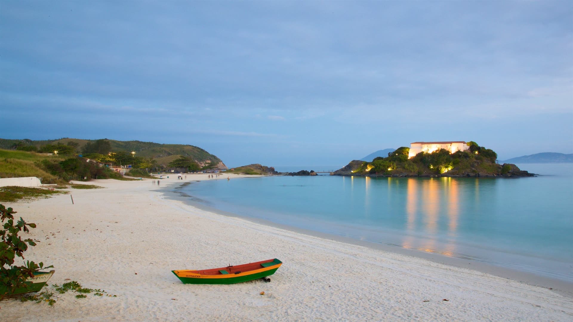 Praia do Forte ao entardecer em Cabo Frio