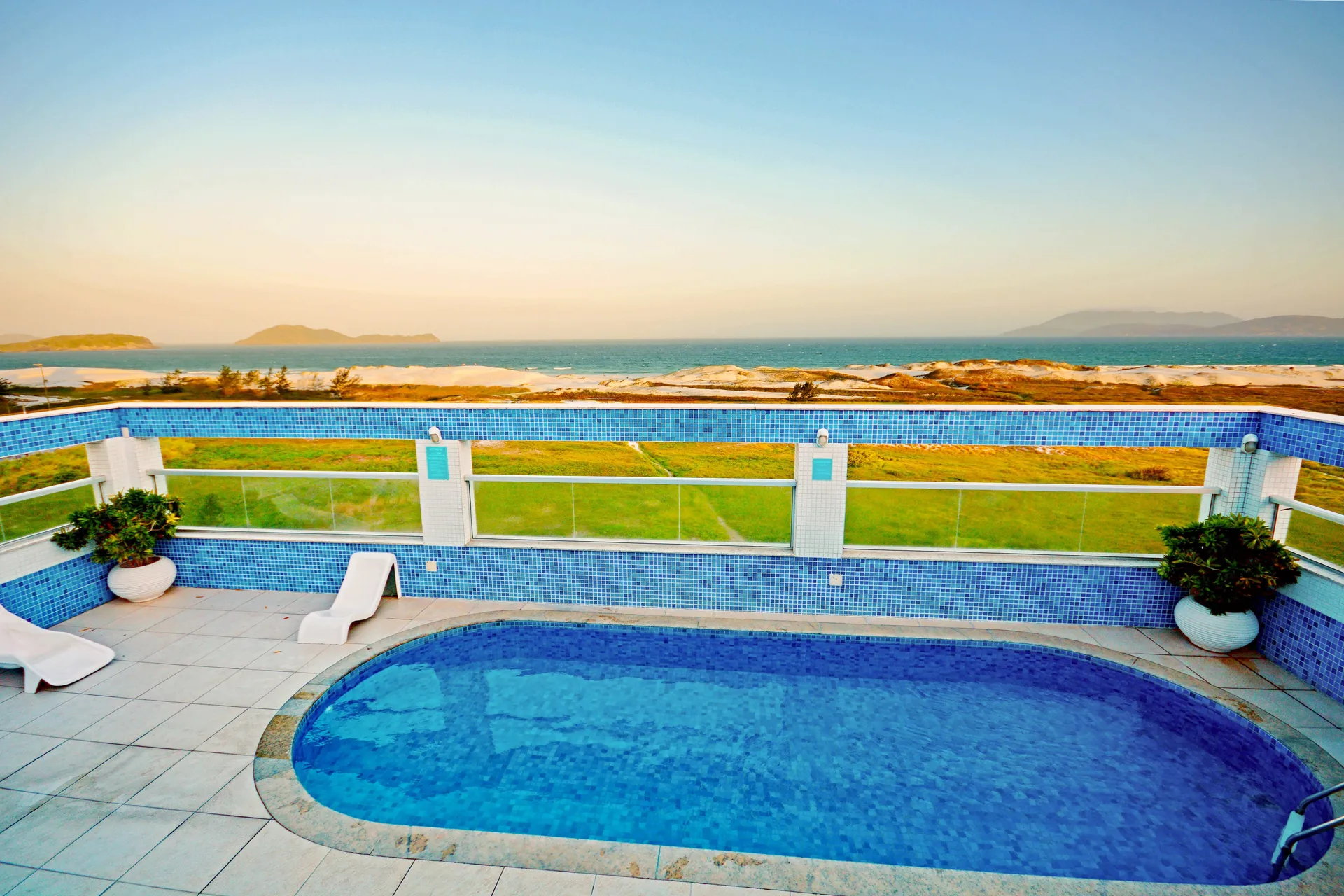 Piscina na cobertura com vista para o mar de Cabo Frio