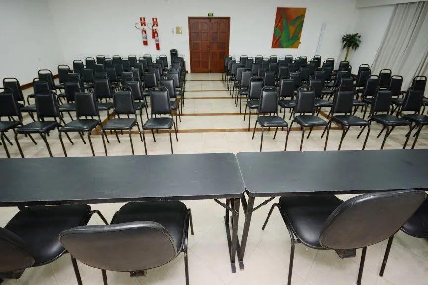 Sala de eventos montada para treinamento