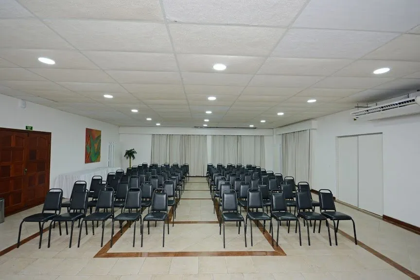 Sala de eventos com mesa de apoio