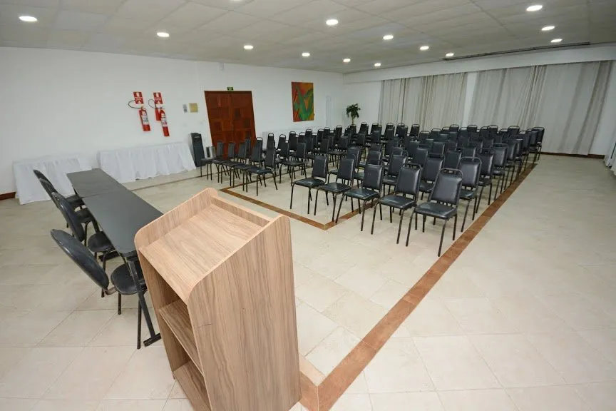 Salão de eventos do hotel montado em auditório