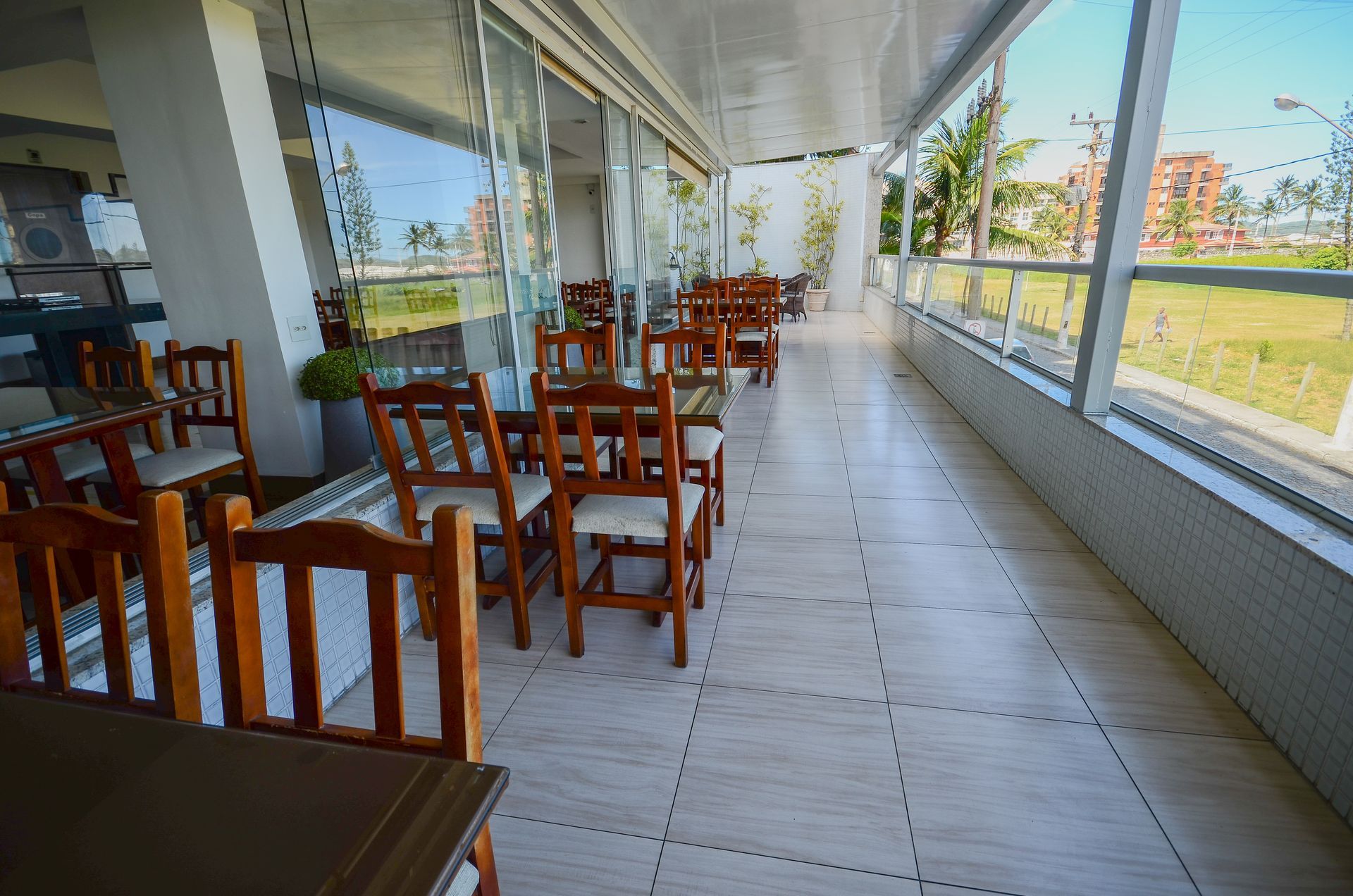 Varanda do restaurante com vista para o mar