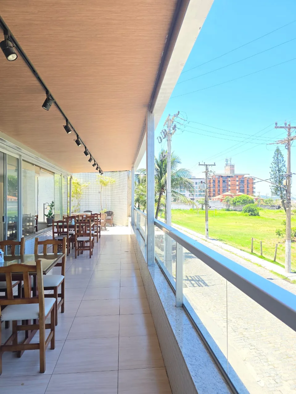 Varandão envidraçado ao lado do restaurante